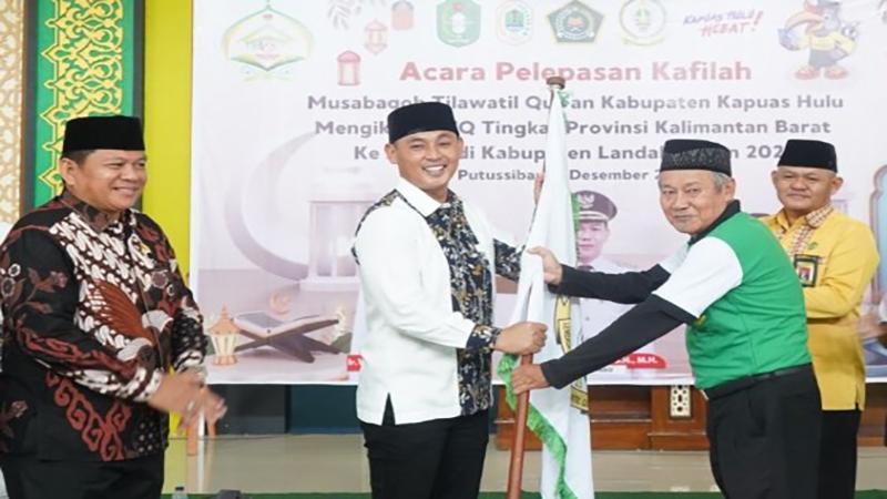 Wabup Wahyudi Hidayat Lepas Kafilah MTQ Asal Kapuas Hulu ke Kabupaten Landak