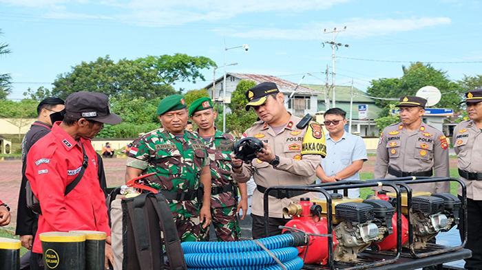 Pimpin Apel Gelar Pasukan Operasi Bina Karuna, Waka Polres Sambas Pastikan Sarpras Pemadam Karhutla