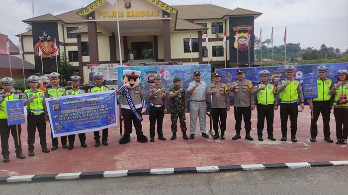 Operasi Zebra Kapuas 2023, Sat Lantas Polres Sanggau Bagikan Helm SNI Kepada Pengendara