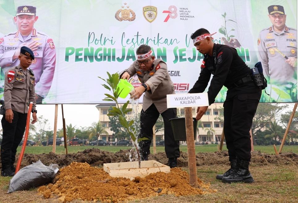 18.151 Bibit Pohon Ditanam Jajaran Polda Kalbar, Ada Trembesi hingga Akasia