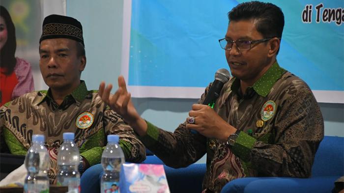 Wakil-Bupati-Kayong-Utara-Amru-Chanwari-menghadiri-Rapat.jpg
