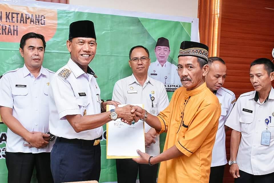 Wakil-Bupati-Ketapang-Farhan-menyerahkan-NPHD-kepada-perwakilan.jpg