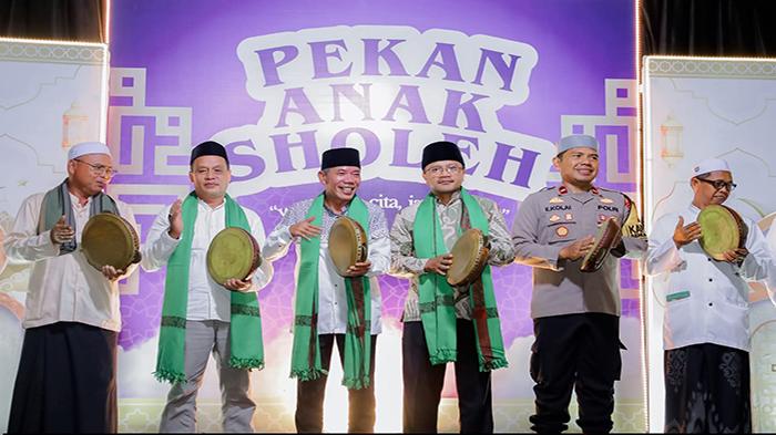 Wakil-Bupati-Ketapang-Jamhuri-Amir-membuka-Acara-Pekan-Anak-Sholeh.jpg