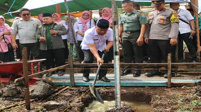 Wabup Mempawah Letakkan Batu Pertama Pembangunan Surau Waliullah di Wajok Hilir