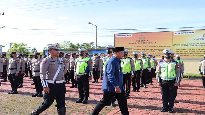 Fahrur Rofi Pimpin Apel Operasi Lilin Kapuas Pengamanan Natal dan Tahun Baru di Mapolres Sambas