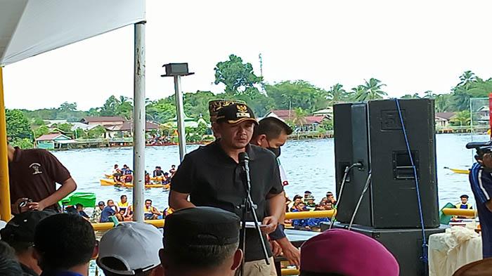 Wakil-Bupati-Sambas-Fahrur-Rofi-saat-memberikan-sf-sdf-sd.jpg