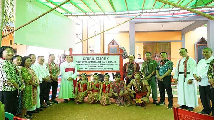 Wakil-Bupati-Sanggau-Yohanes-Ontot-saat-foto-bersa435redf.jpg