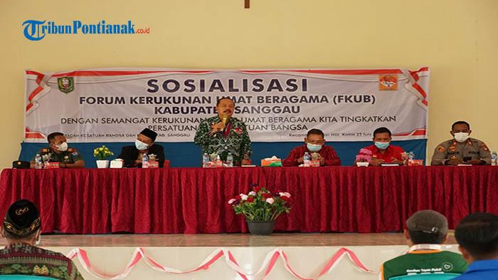 Wakil-Bupati-Sanggau-Yohanes-Ontot-saat-membuka.jpg