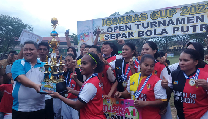 Wabup Subandrio Tutup Turnamen Sepak Bola Putri Igornas di Sekadau