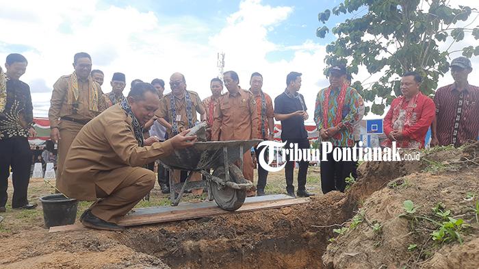 Wakil-Bupati-Sintang-Melkianus-melakukan-Peleta2435ewr.jpg