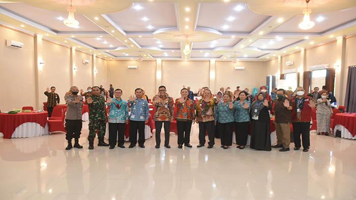 Wakil-Gubernur-Kalimantan-Barat-Ria-Norsan-saat-foto-bersama-sdf-sd.jpg