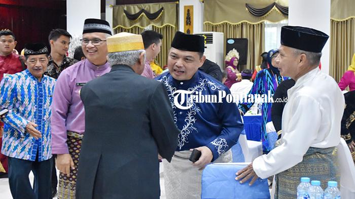 Wakil-Gubernur-Kalimantan-Barat-berjabat-tangan-sekaligus23rds.jpg
