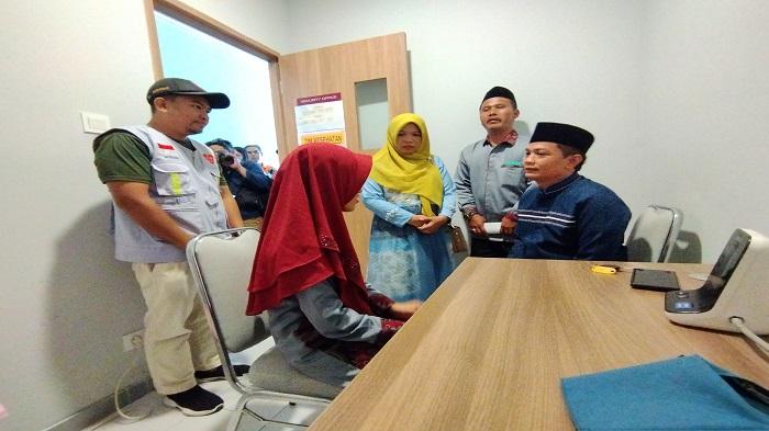 Wakil-Wali-Kota-Pontianak-Bahasan-melihat-petugas-kesehatan-memeriksa.jpg