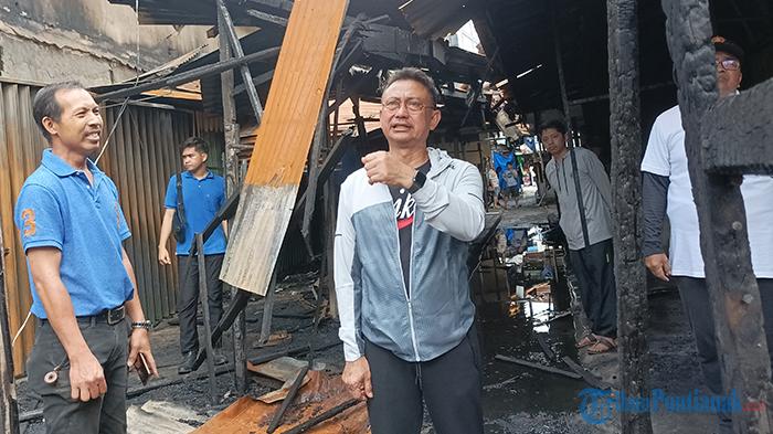 Wako-Pontianak-Edi-Kamtono-tinjau-lebih-dari-40-kios-hangus-dilahap-api.jpg