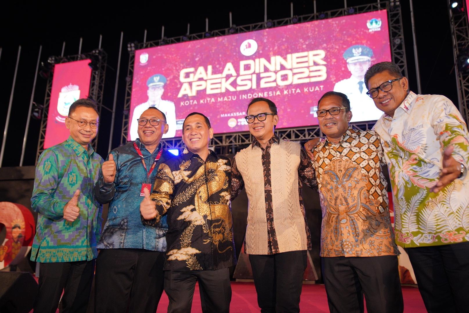 Wali-Kota-Pontianak-Edi-Kamtono-kiri-foto-bersama.jpg