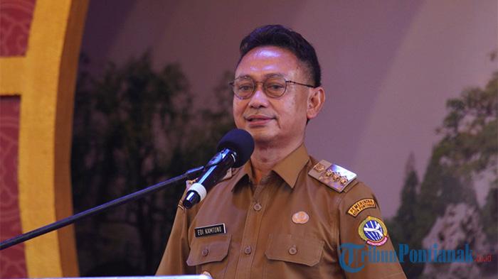 Wali-Kota-Pontianak-Edi-Kamtono-memberikan-kata-sambutan-saat-buka-Pasar-Hongkong.jpg