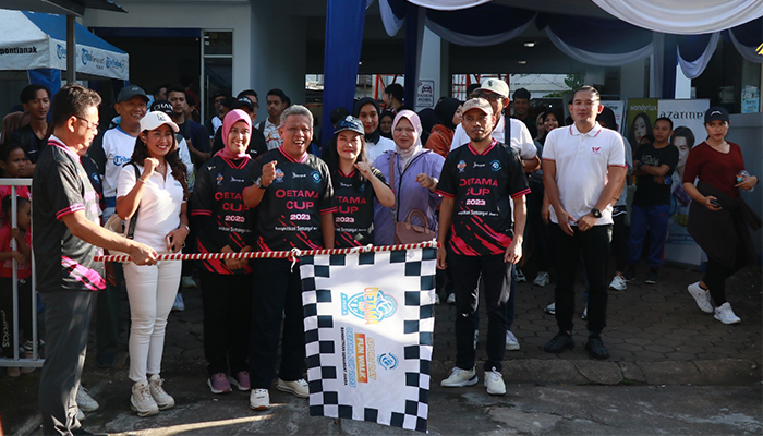 Wali-Kota-Pontianak-Edi-Rusdi-Kamtono-melepas-para-peserta-fun-walk-OETAMA-CUP-2023-Sabtu-1811.jpg