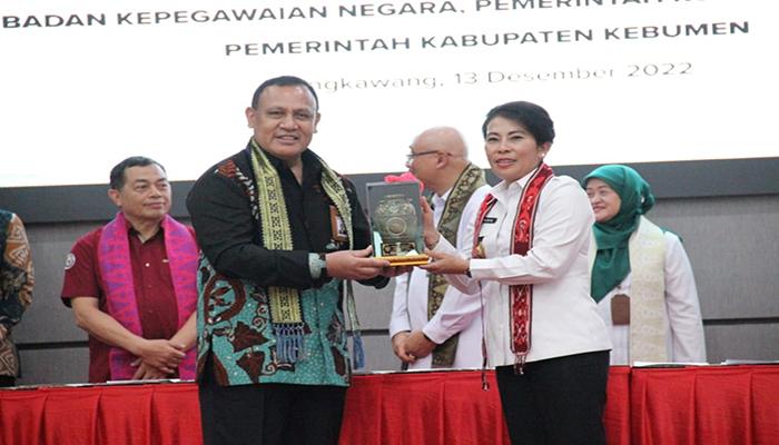 Wali-Kota-Singkawang-Tjhai-Chui-Mie-menerima-secara-langsung-dari-Ketua-KPK-1.jpg