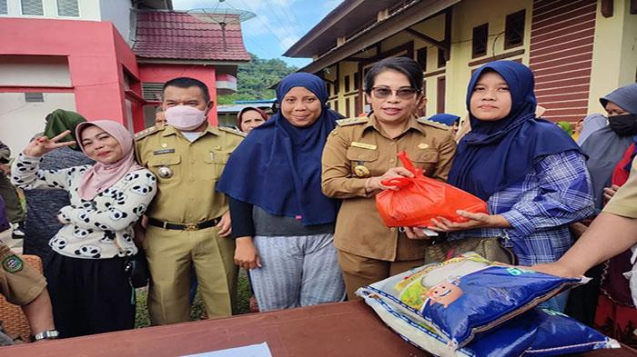 Wali-Kota-Singkawang-Tjhai-Chui-Mie-menyerahkan-bahan-pangan234wqer.jpg