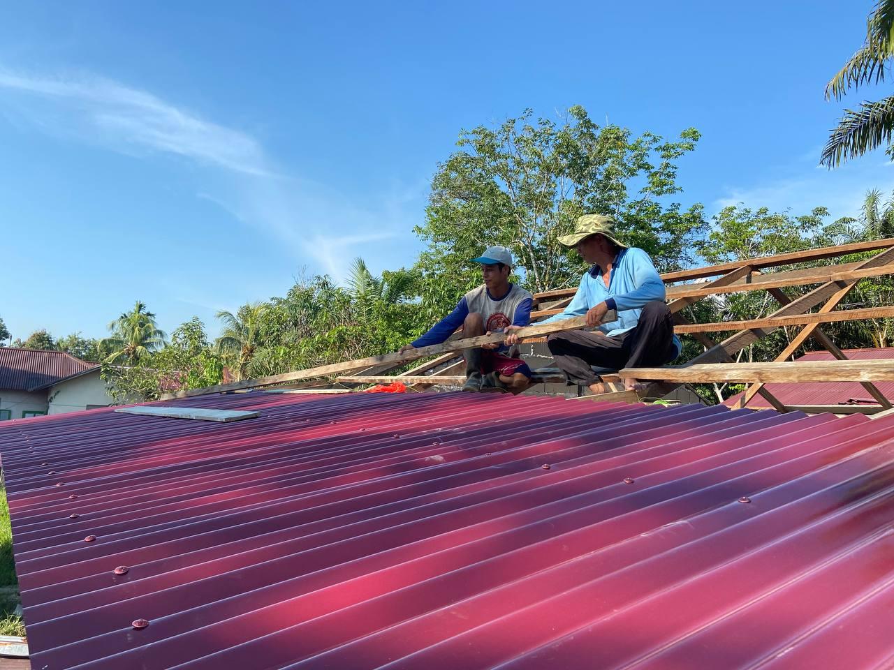 Rehab PAUD Ar-Rahman Desa Lubuk Dagang Sambas, Anggota Satgas TMMD Tidak Surut Walau Cuaca Terik