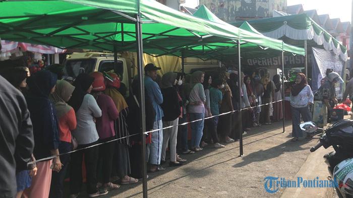 Ratusan Warga Sambas Antre Bapok Murah, Teriak Beras Mahal di Pasaran