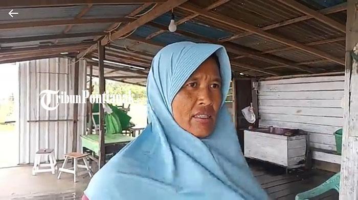 Pemilik Warung di Pesisir Matang Danau Bersihkan Puing Bekas Banjir Rob