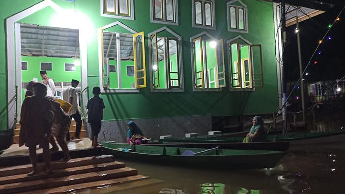 Banjir di Putussibau Selatan, Warga Tarawih Menuju Surau Gunakan Sampan