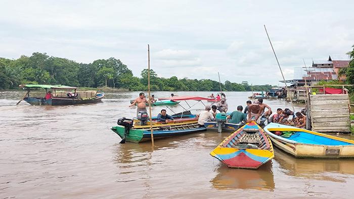 Balita di Desa Semanga Sambas Diduga Jatuh ke Sungai, Warga Lakukan Pencarian