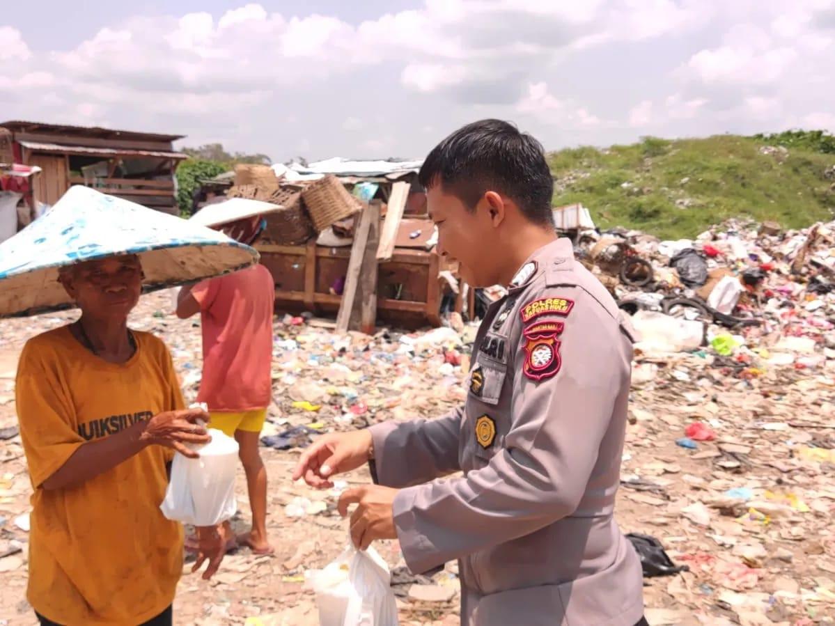 Jumat Berkah, Sat Binmas Polres Kapuas Hulu Peduli Sesama dengan Berbagi Sembako