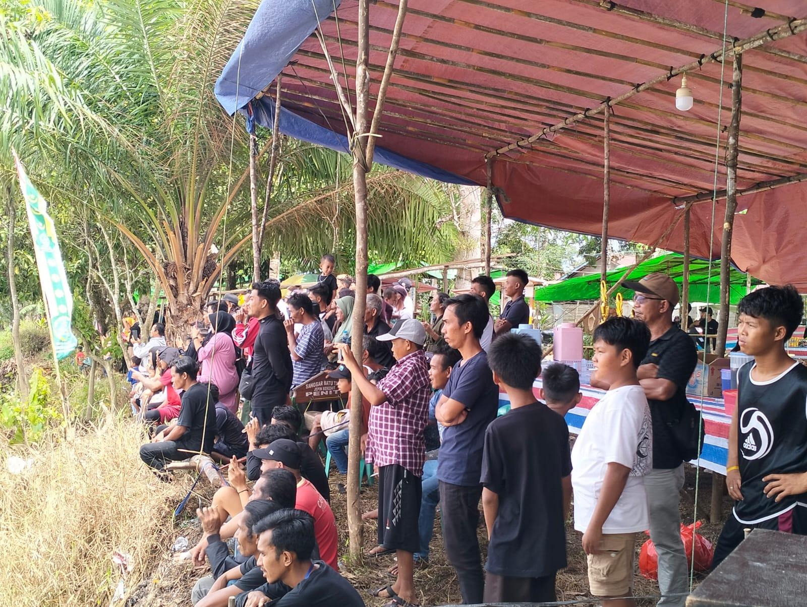 Warga Antisuas Saksikan Lomba Sampan Bidar Meriahkan HUT RI ke-78 di Desa Peniti