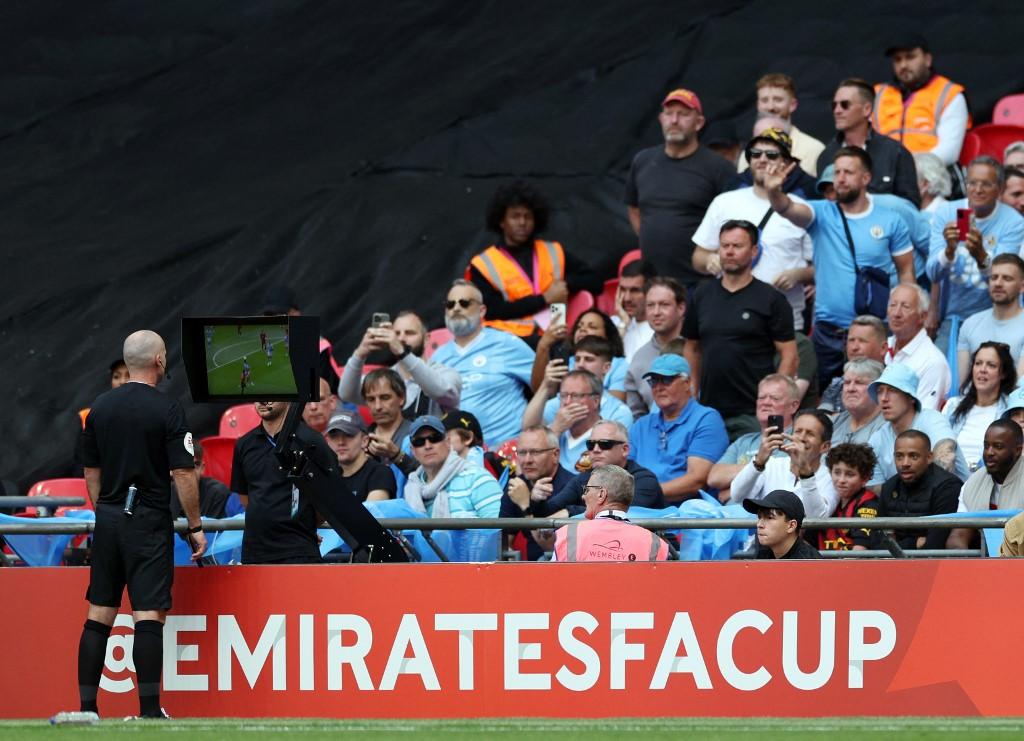 Wasit-Final-FA-Cup-2023-Tunjuk-Penalti-usai-Cek-VAR-Bruno-Fernandes-Ubah-Live-Score-Man-City-Vs-MU.jpg