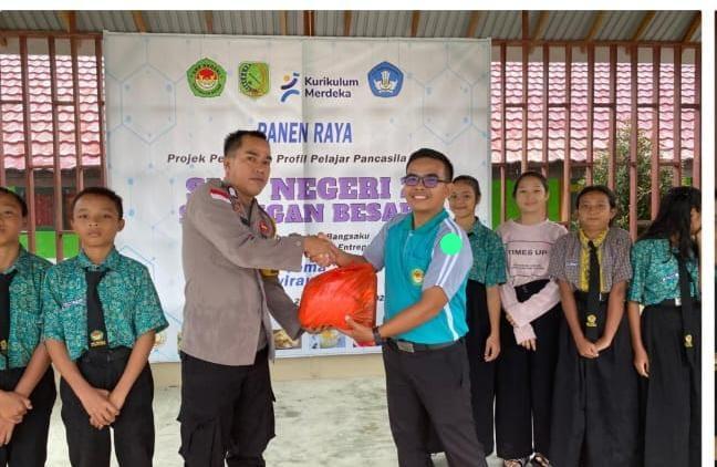 Kapolres Sambas Salurkan Bantuan Sembako kepada Pelajar di SMPN 2 Perbatasan Indonesia - Malaysia