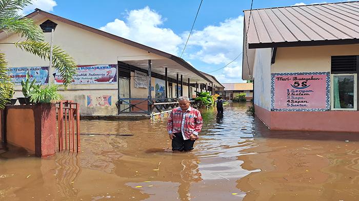 Libur Diperpanjang Bagi Sekolah Terdampak Banjir di Sintang, Sisanya Tetap Masuk Seperti Biasa