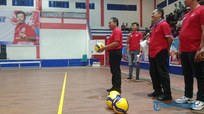 Sekda Kapuas Hulu Buka Turnamen Bola Voli HUT Kota Putussibau Ke-129