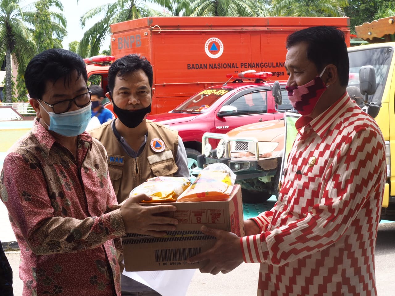 abang-muhammad-nasir-saat-menerima-bantuan.jpg