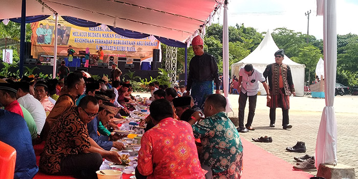 acara-makan-saprahan-di-halaman-kantor-bupati-kubu-raya.jpg