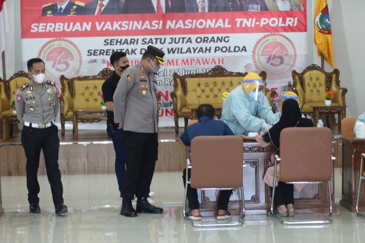 akbp-fauzan-sukmawansyah-meninjau-proses-pelaksanaan-vaksinasi-massal-serentak.jpg