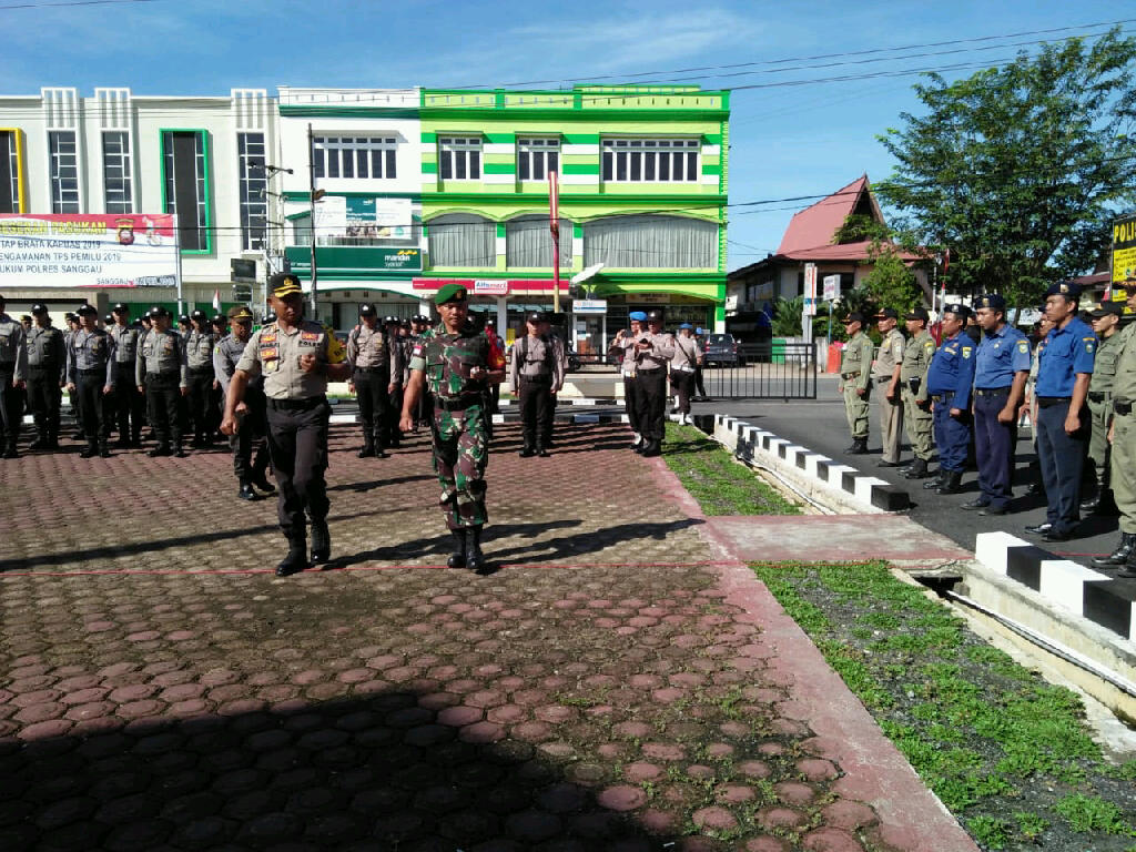 akbp-imam-riyadi-dan-letkol-inf-gede-setiawan-saat-operasi-mantap-brata-kapuas-tahun-2019.jpg