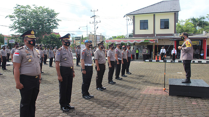 akbp-raymond-m-masengi-saat-memimpin-upacara-kenaikan-pangkat-1.jpg