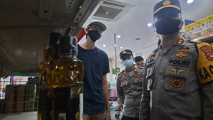 Tegaskan Tak Ada Penimbunan Minyak Goreng di Sintang, AKBP Tommy: Kelangkaan Murni Pasokan Berkurang