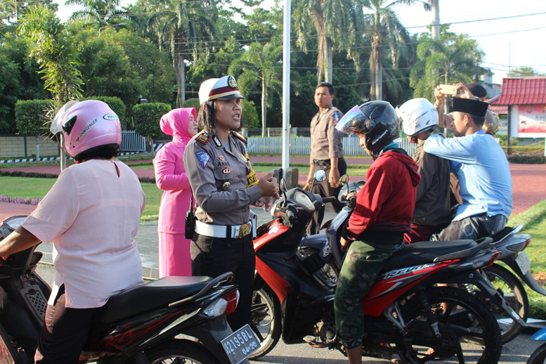 Bagikan Takjil Pada Pengendara, Ini Kata Kasat Lantas Polres Mempawah