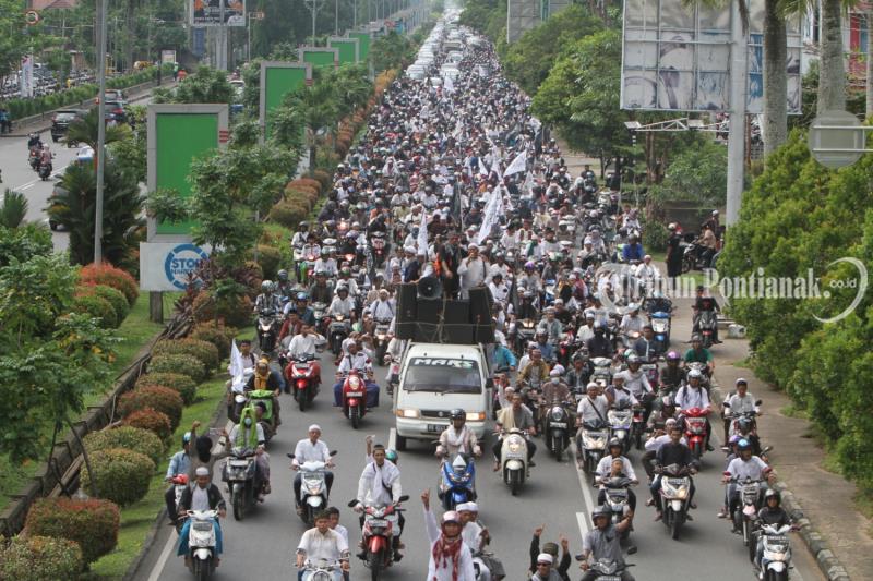 Aksi Damai Tuntut Sukmawati Soekarnoputri Segera Diproses Hukum - aksi-damai-puisi-sukmawati-soekarnoputri_20180406_151755.jpg