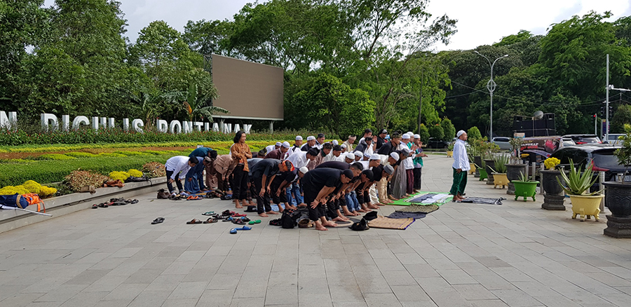 Aksi Damai Tuntut Sukmawati Soekarnoputri Segera Diproses Hukum - aksi-damai-puisi-sukmawati-soekarnoputri_20180406_153502.jpg