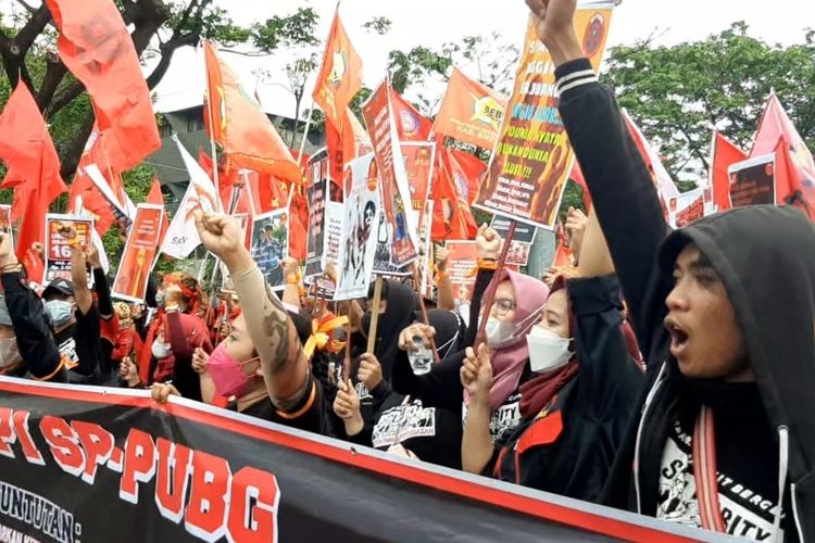 aksi-demo-buruh-kenaikan-umk-2022-di-depan-kantor-gubernur-jateng-rabu.jpg