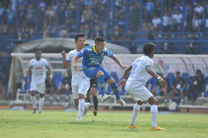 aksi-gelandang-persib-bandung-kim-jeffrey-kurniawan-biru-saat-mencetak-gol.jpg