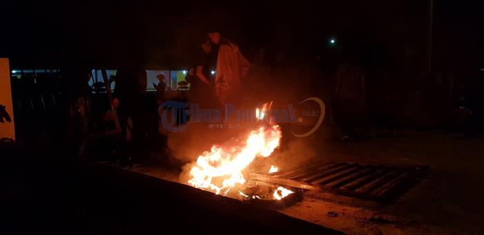 Foto-foto Mahasiswa Universitas Panca Bhakti Gelar Aksi Tolak SK Drop Out dari Rektor - aksi-mahasiswa-upb_20180406_233413.jpg