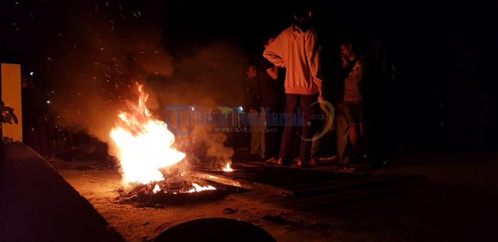 Foto-foto Mahasiswa Universitas Panca Bhakti Gelar Aksi Tolak SK Drop Out dari Rektor - aksi-mahasiswa-upb_20180406_233453.jpg