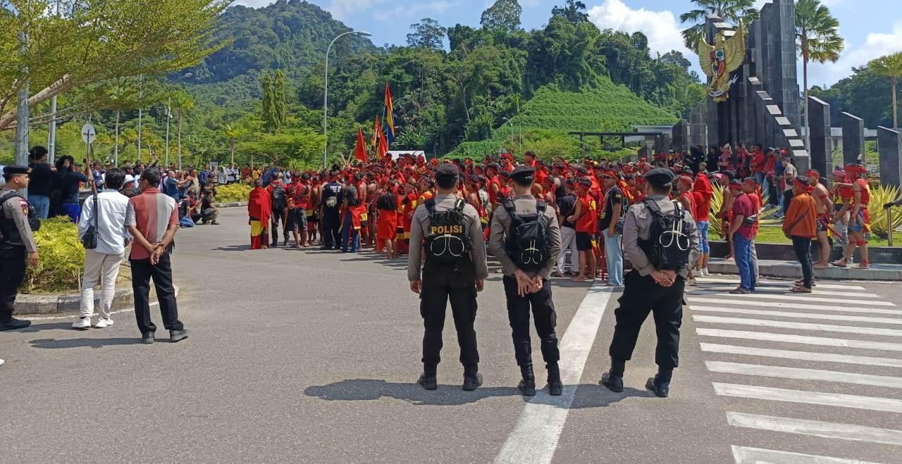 Polres Sanggau Tunjukkan Pengamanan Humanis dalam Aksi Damai Penolakan Transmigrasi di Perbatasan