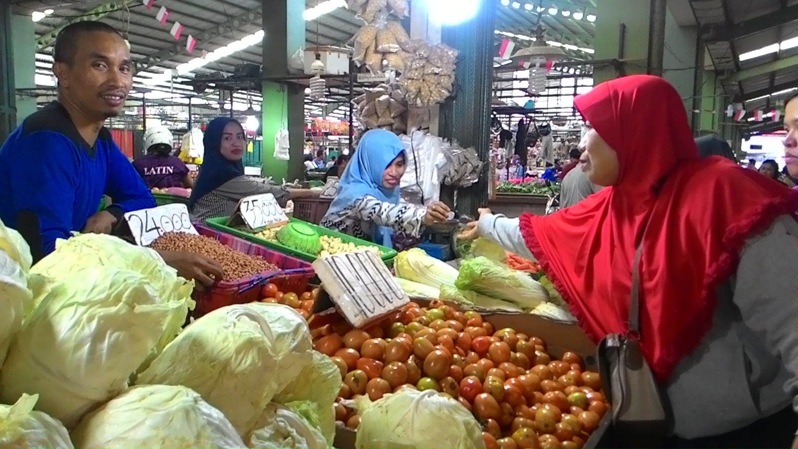 aktivitas-jual-beli-masyarakat-di-pasar-flamboyan_20170104_154529.jpg
