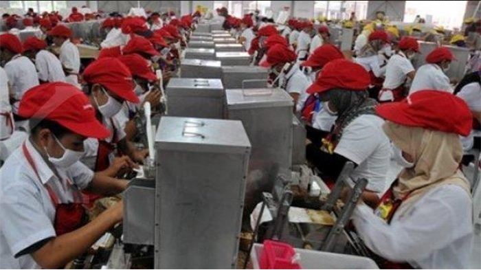 aktivitas-pekerja-sedang-beraktivitas-di-pabrik-pt-hm-sampoerna-tbk.jpg